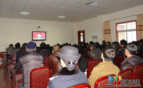 泸州市援助稻城县干部人才集中收看十八大开幕盛况(图1)