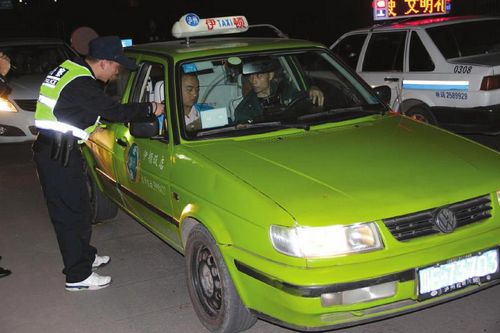 泸州警方 为党的十八大胜利召开创造良好环境(图2) 泸州警方 为党的十八大胜利召开创造良好环境(图2)