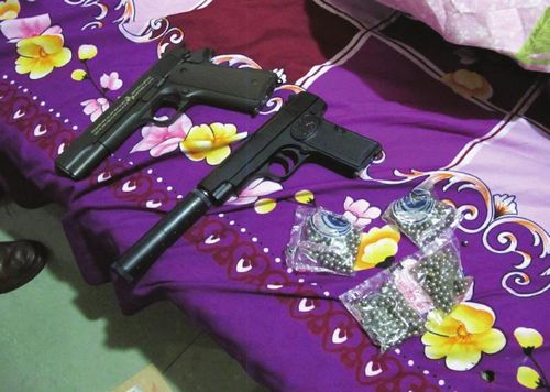 泸州警方 为党的十八大胜利召开创造良好环境(图6) 泸州警方 为党的十八大胜利召开创造良好环境(图6)