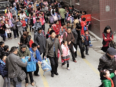 “中国式接送孩子”:撒不开的手 放不下的心(图1) “中国式接送孩子”:撒不开的手 放不下的心(图1)