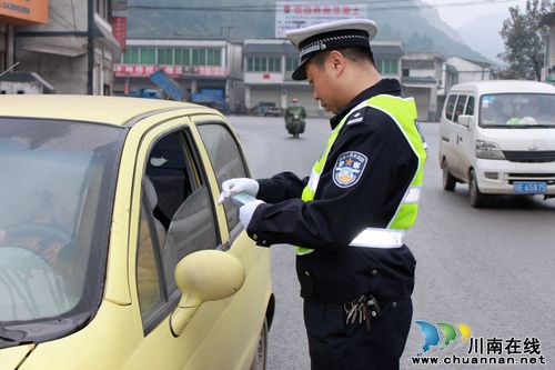 叙永公安交警温情执法&nbsp;喜迎十八大胜利召开(图1)