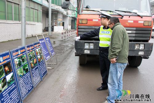 叙永公安交警温情执法&nbsp;喜迎十八大胜利召开(图2)