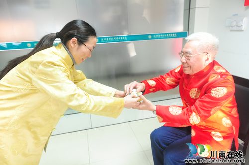 传承岐黄薪火 泸医中医院5位名老中医纳高徒(图3) 传承岐黄薪火 泸医中医院5位名老中医纳高徒(图3)