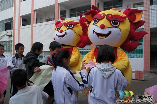 泸县司法局“法娃普法·律师讲法”活动走进太伏(图3) 泸县司法局“法娃普法·律师讲法”活动走进太伏(图3)