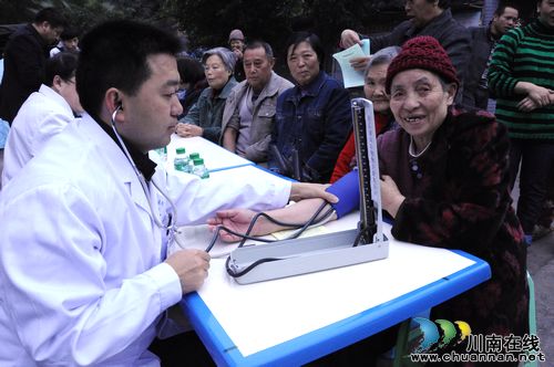 叙永:愿者为1000余贫困居民义诊(图1) 叙永:愿者为1000余贫困居民义诊(图1)
