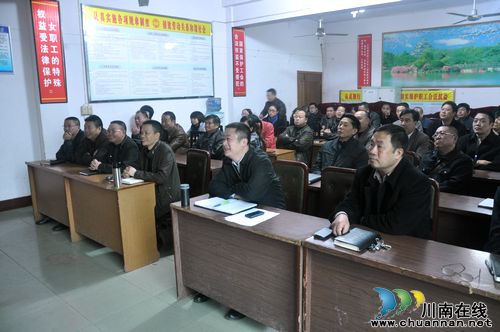 云锦镇:认真组织收看十八大开幕式(图2) 云锦镇:认真组织收看十八大开幕式(图2)