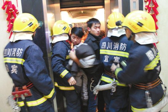 宜宾13人被困电梯 消防三破门救人(图1) 宜宾13人被困电梯 消防三破门救人(图1)