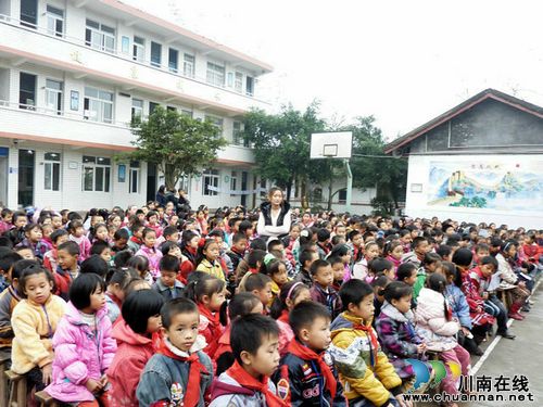 立石镇团结小学开展"学雷锋,做有道德的人"演讲比赛(图1) 立石镇团结小学开展"学雷锋,做有道德的人"演讲比赛(图1)