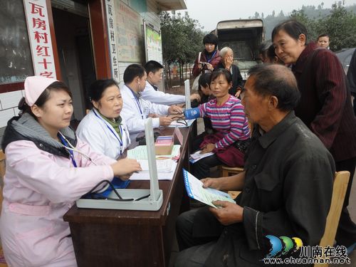 密溪乡:合江县红十字会下乡义诊送健康(图1) 密溪乡:合江县红十字会下乡义诊送健康(图1)