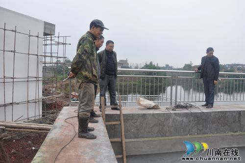 云锦镇：开展十八大期间建筑施工安全检查(图2)