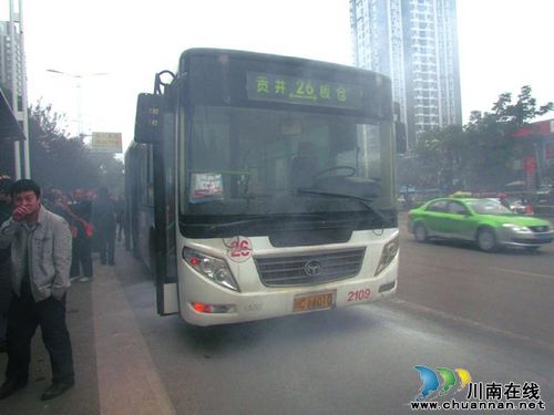 上班高峰 自贡一公交车冒烟(图1) 上班高峰 自贡一公交车冒烟(图1)