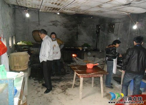 叙永县食药监局开展建筑工地食堂食品安全专项检查(图1)