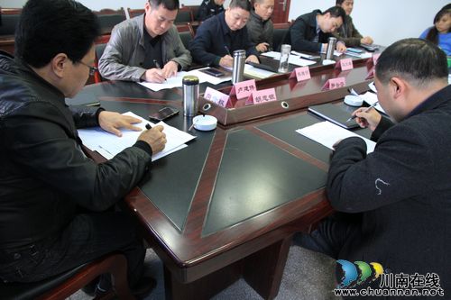 尧坝镇：组织科级领导干部法律知识考试(图1)