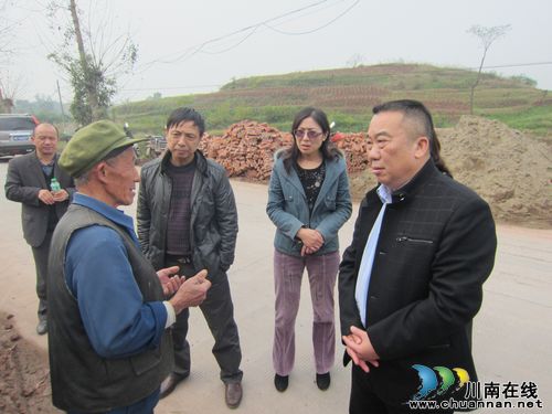 泸县政协主席李朝集到方洞镇调研(图1)