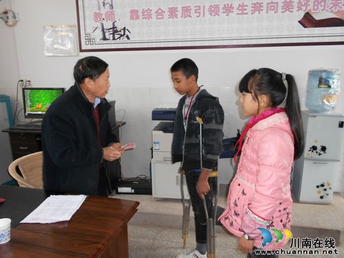 资助贫困家庭学生&nbsp;佛荫镇关工委在行动(图1)