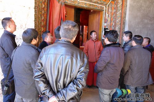 泸州援藏干部：政策宣传进寺庙(图1)