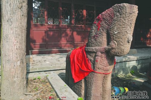 借不能算偷?宜宾市收藏家协会从公园运走文物(图1)