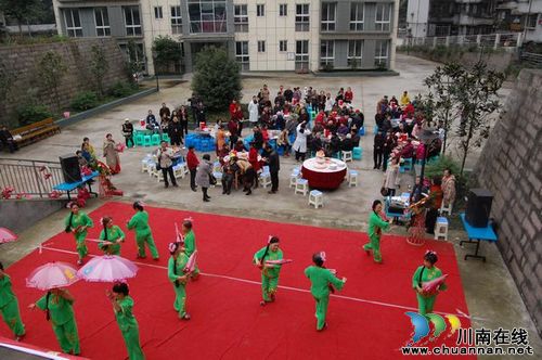泸州市福利院摆坝坝宴为百岁老人祝寿(图5) 泸州市福利院摆坝坝宴为百岁老人祝寿(图5)