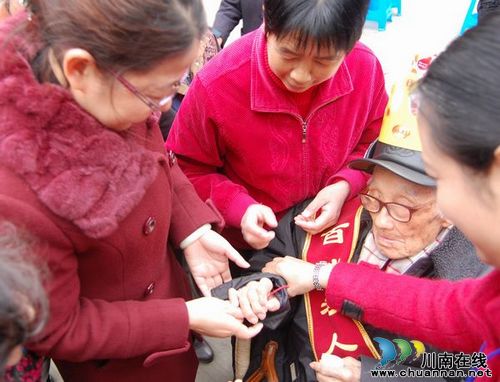 泸州市福利院摆坝坝宴为百岁老人祝寿(图6) 泸州市福利院摆坝坝宴为百岁老人祝寿(图6)