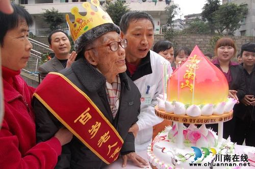 泸州市福利院摆坝坝宴为百岁老人祝寿(图2) 泸州市福利院摆坝坝宴为百岁老人祝寿(图2)