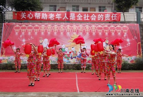 泸州市福利院摆坝坝宴为百岁老人祝寿(图1) 泸州市福利院摆坝坝宴为百岁老人祝寿(图1)