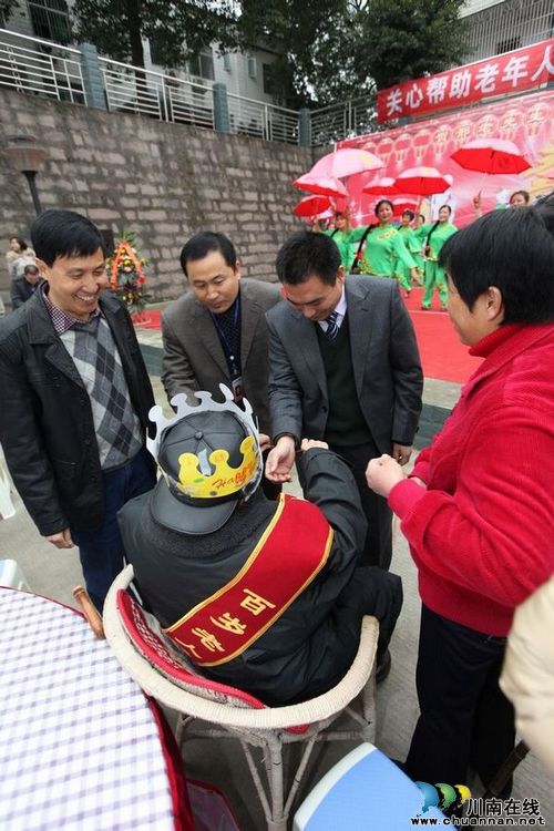 泸州市福利院摆坝坝宴为百岁老人祝寿(图3) 泸州市福利院摆坝坝宴为百岁老人祝寿(图3)