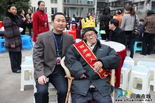 泸州市福利院摆坝坝宴为百岁老人祝寿(图4) 泸州市福利院摆坝坝宴为百岁老人祝寿(图4)