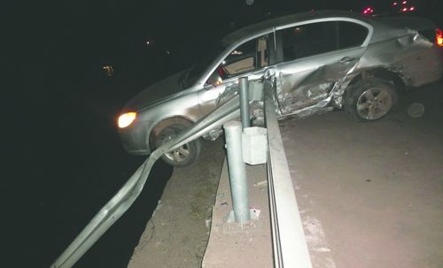 内江:这司机够疯狂！听说报警撞翻对方就开跑(图1)