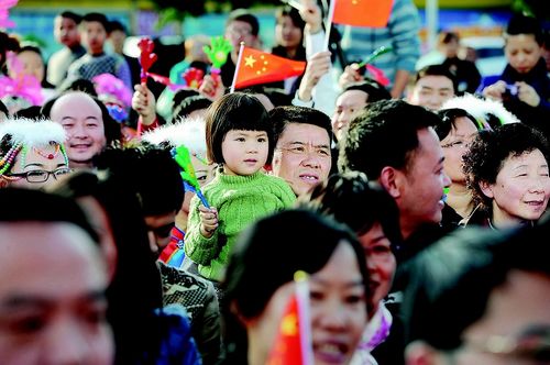 喜庆十八大&nbsp;宜宾市举行"发展颂"广场文艺演出(图3)