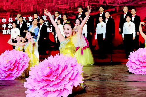 喜庆十八大&nbsp;宜宾市举行"发展颂"广场文艺演出(图4)