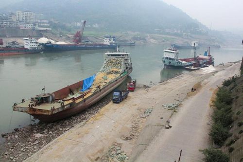 进入枯水期金沙江水位突降&nbsp;岷江两货轮搁浅(图1)
