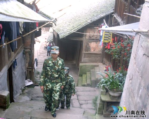 泸州:合江消防“驻守巡防”守护千年古镇平安(图1)