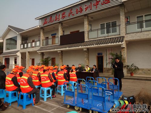 泸州华阳街道举行农村绿化环卫工具发放仪式(图2)