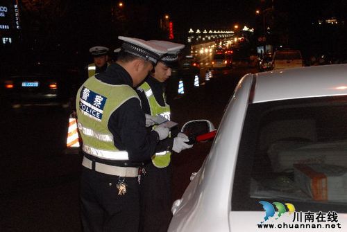 泸州公安交警聚全力打赢十八大安全保卫战(图1)
