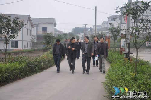 云锦镇：党委组织全镇村支书考察新农村建设(图1)