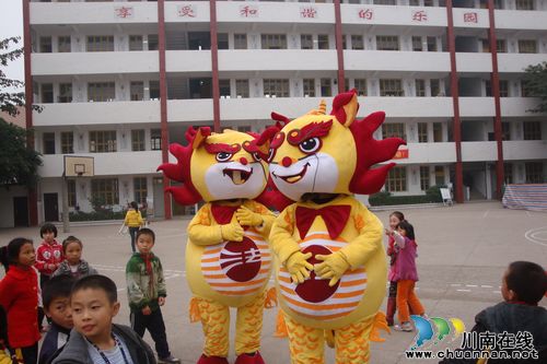 奇峰镇：刮起最炫普法风(图2)