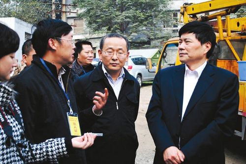 刘国强视察大桥抢修现场&nbsp;专家:最快今晚通车(图1)