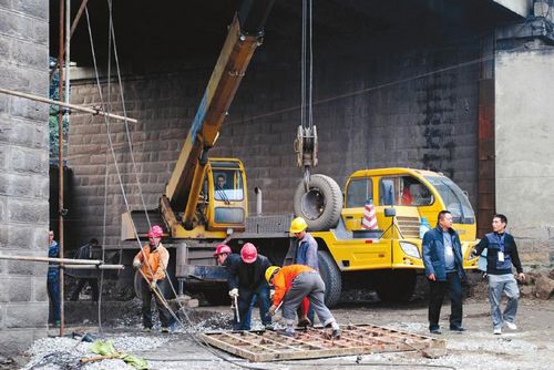 刘国强视察大桥抢修现场&nbsp;专家:最快今晚通车(图3)