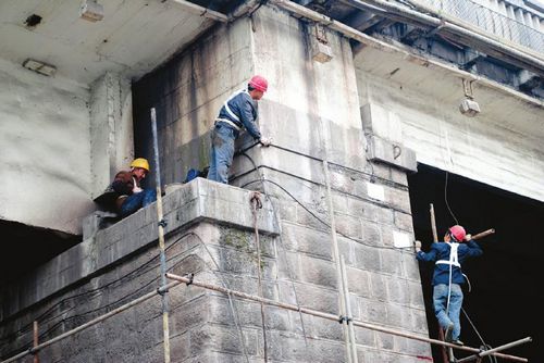 刘国强视察大桥抢修现场&nbsp;专家:最快今晚通车(图2)