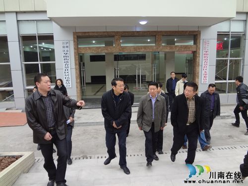 泸州市委常委、组织部部长蒲芝龙一行调研华阳街道(图1) 泸州市委常委、组织部部长蒲芝龙一行调研华阳街道(图1)