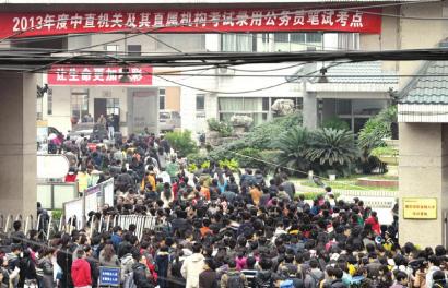 四川2.5万人在成都参加“国考”(图3)