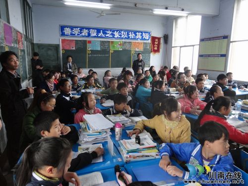 白花镇召开“高效课堂”专家培训会(图2)