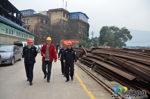 长航泸州公安民警进工厂下农村调研(图1)