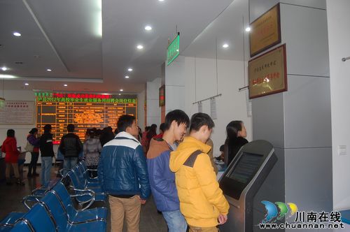泸县举办高校毕业生就业服务周专场招聘会(图2)