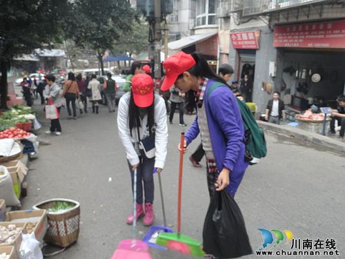 大山坪街道：大学生志愿者参与社区卫生整治(图1)