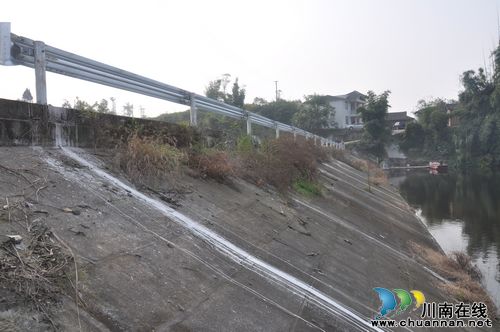 云锦镇：建好防撞墙&nbsp;为生命护航(图2)