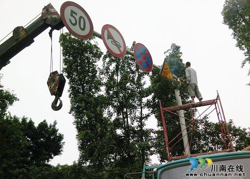 泸州市排查信号灯、限速标志等设置和使用情况(图1)