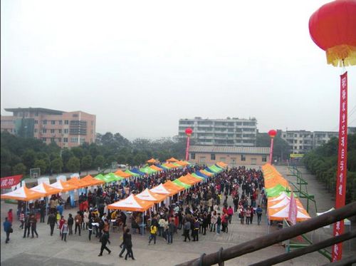 泸州最大规模校园专场招聘会&nbsp;1500余人找到饭碗(图1)