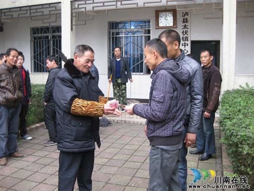 泸县司法局：社区矫正显成效，敬老院里献爱心(图1)