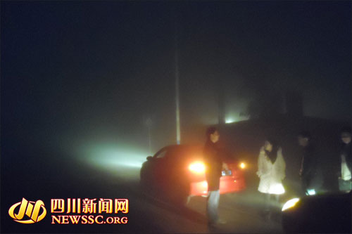 宜宾遭遇浓雾天气　部分地区能见度不到3米(图1)